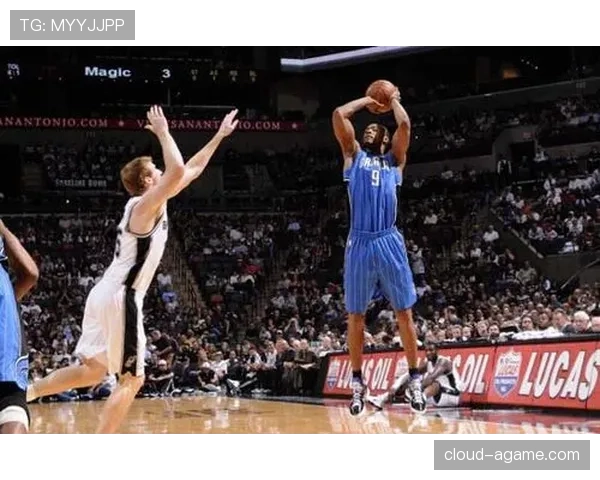 拉沙德·刘易斯无球跑动提升三分效率，拉开球队外围火力差距